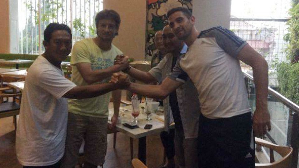 Tim manajemen Persela Lamongan bersama dua pemain asing baru mereka, Balsa Bozovic (kaos hijau), Pedro Javier (kaos putih). Copyright: &copy; Arif Bakhtiar/INDOSPORT